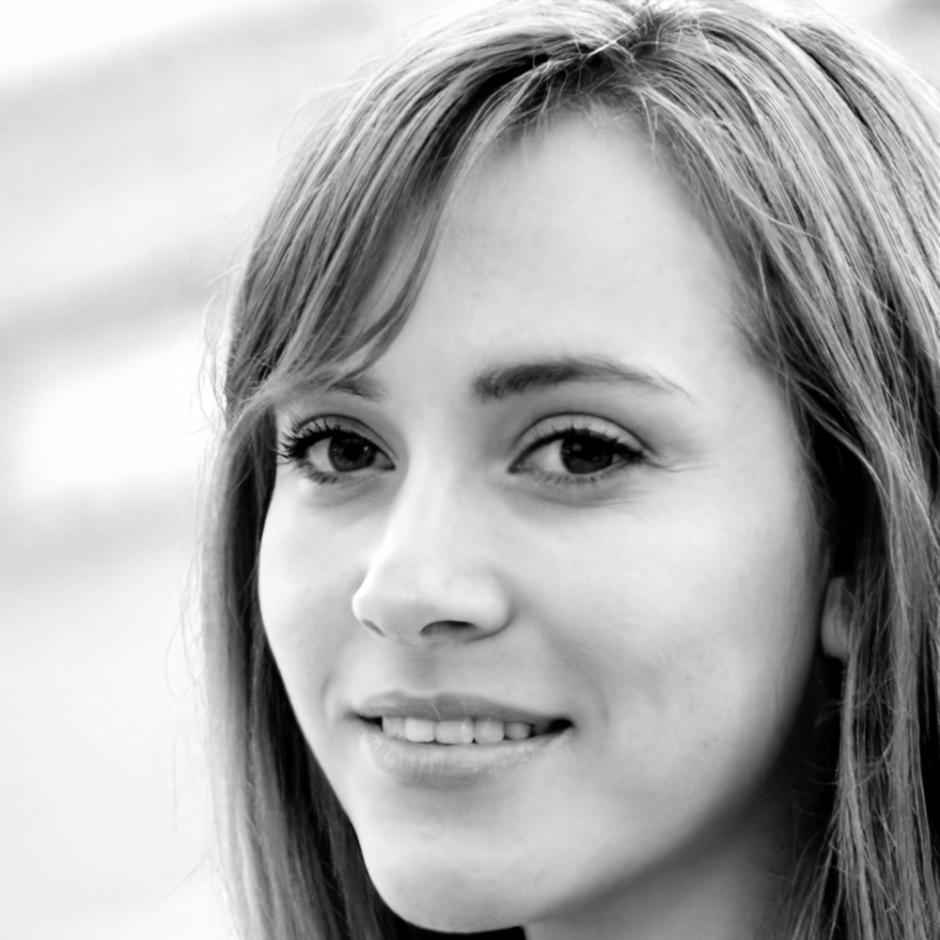Retrato profesional de estudiante destacada en finanzas