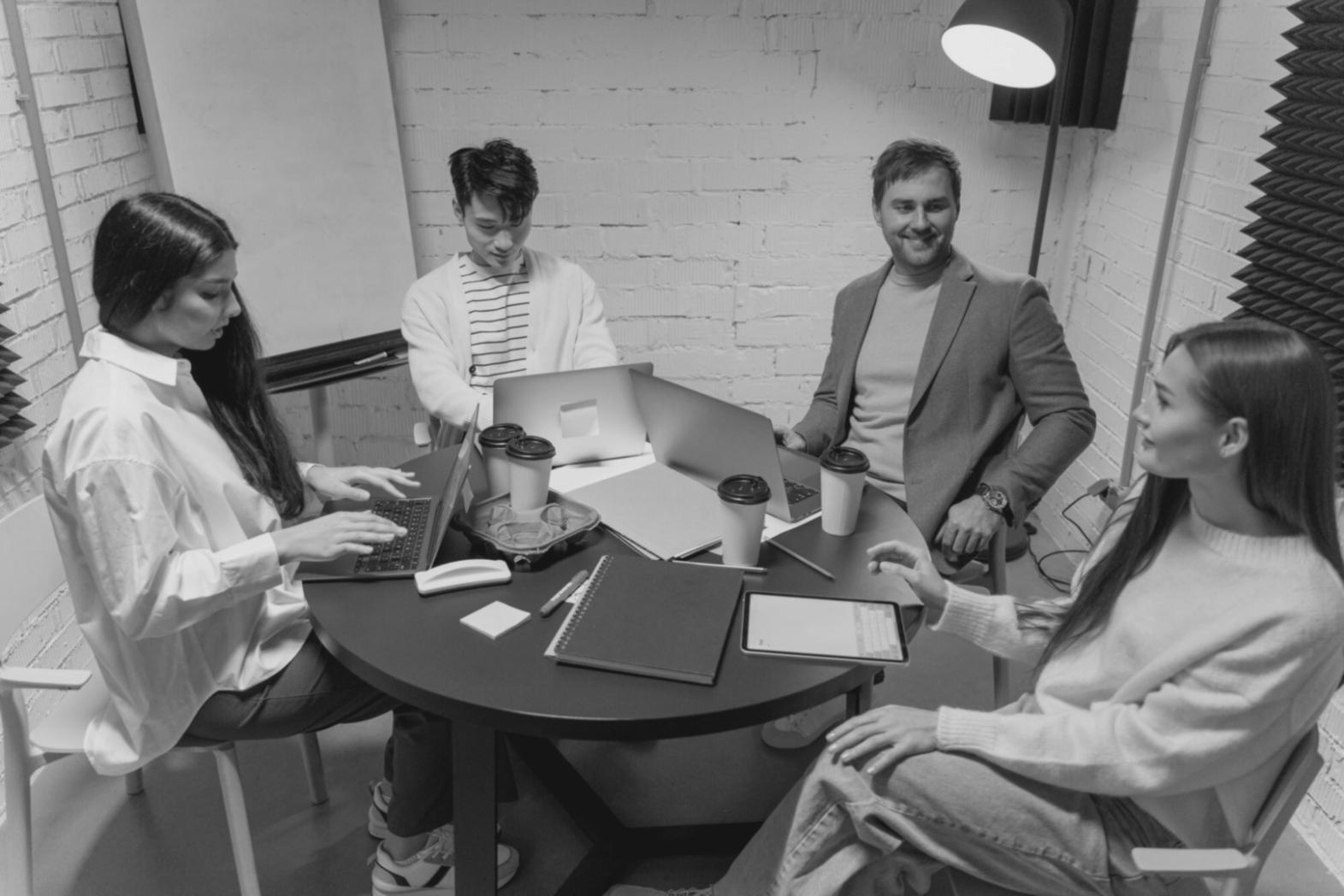 Documentos y análisis financieros sobre escritorio de trabajo