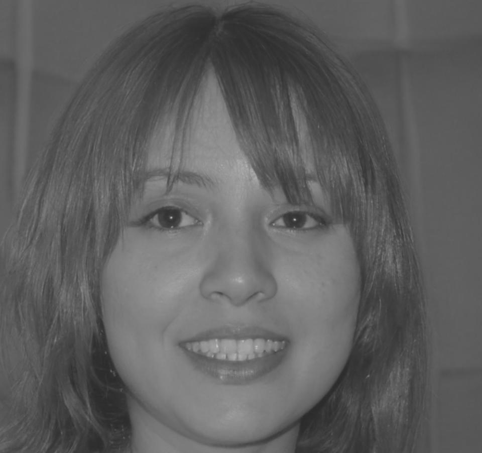 Retrato profesional de instructora experta en finanzas